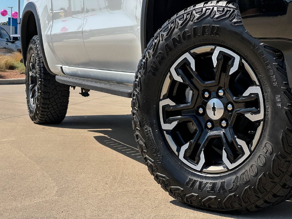 Used 2024 Chevrolet Silverado 1500 ZR2 AWD/4WD image 9