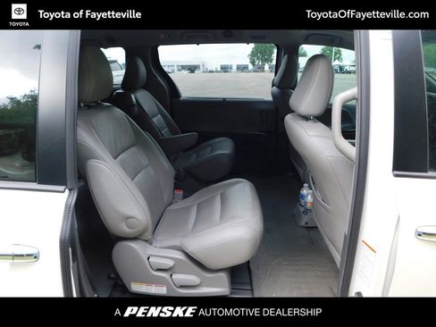 Used 2015 Toyota Sienna XLE w/ XLE Navigation Package FWD image 5