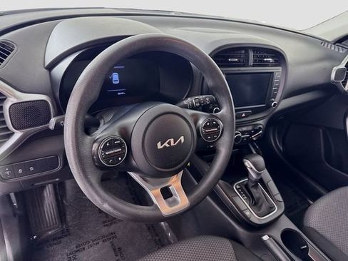 Used 2023 Kia Soul LX w/ LX Technology Package FWD image 9