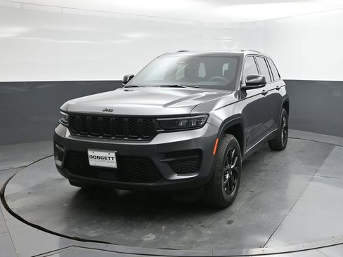 Used 2025 Jeep Grand Cherokee Altitude image 30