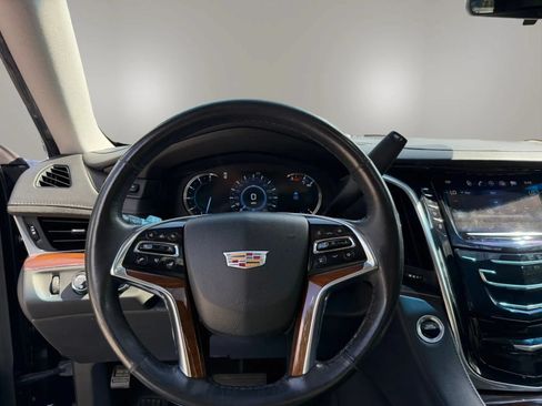 Used 2020 Cadillac Escalade ESV Luxury AWD/4WD image 16