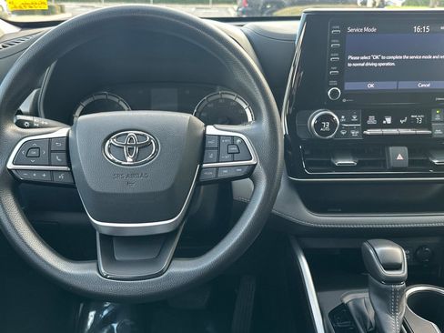 Certified 2022 Toyota Highlander L image 18