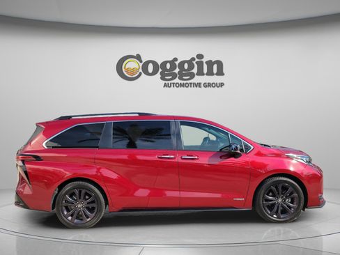 Used 2021 Toyota Sienna XSE FWD image 4