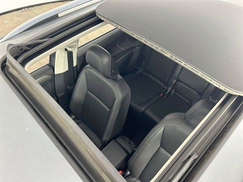 Certified 2022 Volkswagen Tiguan SE w/ Panoramic Sunroof Package AWD/4WD image 21