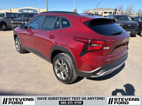 Used 2025 Chevrolet Trax LT w/ LT Convenience Package image 9