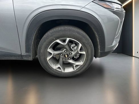 Used 2024 Chevrolet Trax LT w/ Driver Confidence Package FWD image 2