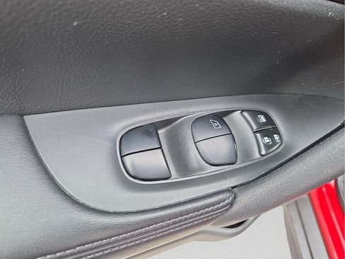 Used 2018 Nissan Rogue SV image 15