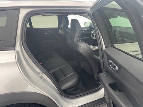 Used 2025 Volvo V60 B5 Cross Country Plus image 12