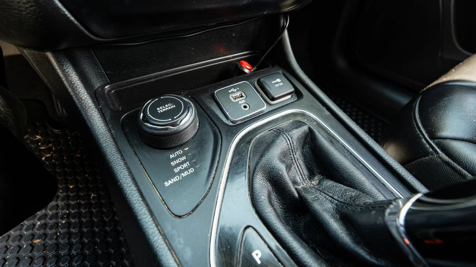 Used 2019 Jeep Cherokee Latitude Plus AWD/4WD image 38