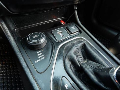 Used 2019 Jeep Cherokee Latitude Plus AWD/4WD image 38