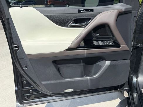 Used 2024 Lexus LX 600 4WD w/ Luxury Package image 19