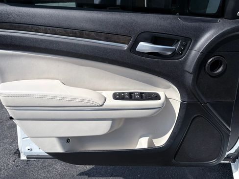 Used 2016 Chrysler 300 C image 10