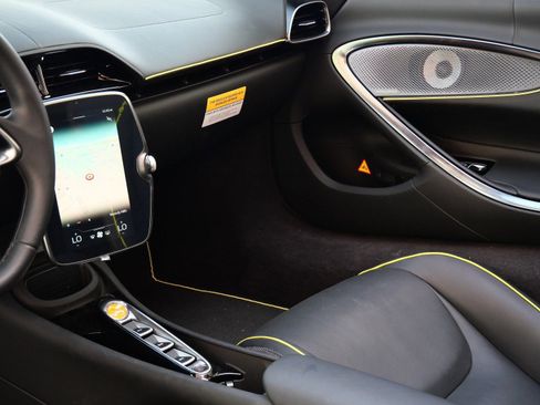 Used 2025 McLaren Artura Spider image 19