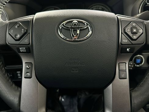 Used 2018 Toyota Tacoma SR image 19