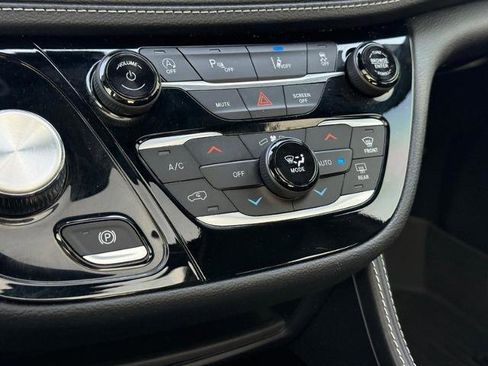 Used 2023 Chrysler Pacifica Limited w/ S Appearance Package image 22