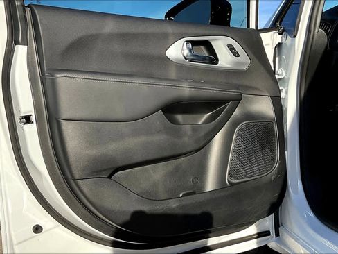 New 2026 Chrysler Pacifica Limited w/ S Appearance Package image 11