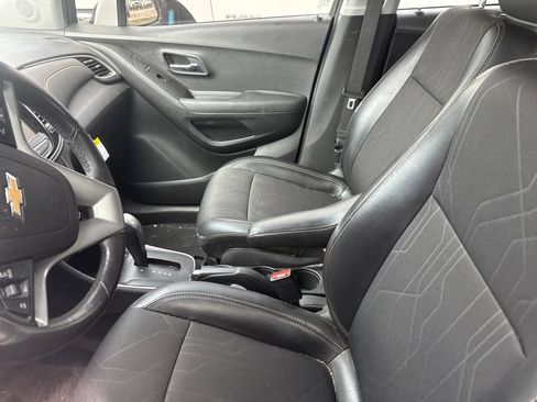 Used 2019 Chevrolet Trax LT w/ LT Convenience Package FWD image 5