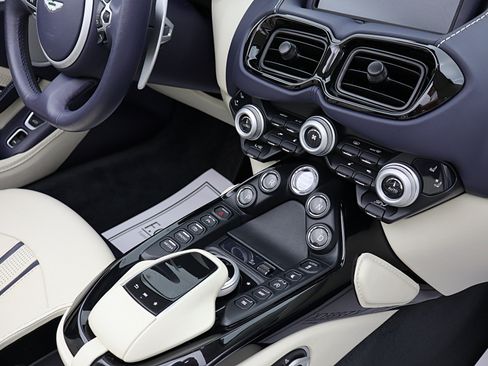 Used 2022 Aston Martin V8 Vantage Roadster RWD image 37