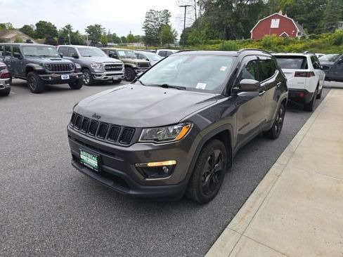 Used 2018 Jeep Compass Latitude w/ Popular Equipment Group AWD/4WD image 3