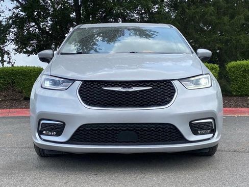 Used 2023 Chrysler Pacifica Touring-L FWD image 5