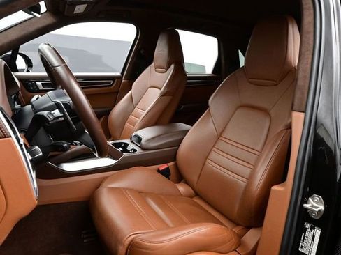 Used 2023 Porsche Cayenne Turbo image 5