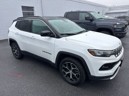 Used 2024 Jeep Compass Limited image 3