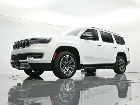 Used 2024 Jeep Wagoneer Series II w/ Flexible Seating Group image 39