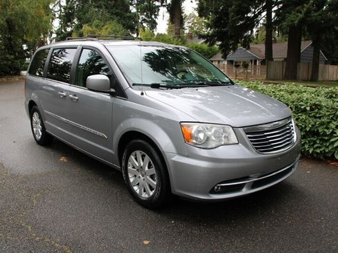 Used 2014 Chrysler Town & Country Touring image 2