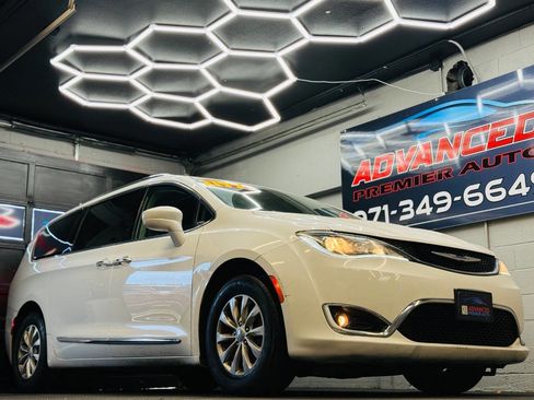 Used 2019 Chrysler Pacifica Touring-L FWD image 1