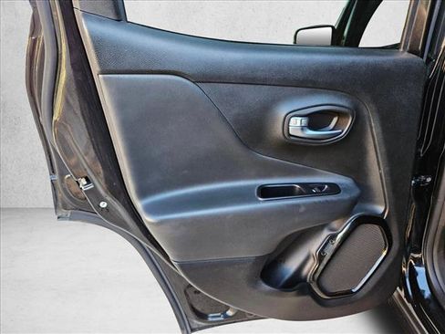 Used 2018 Jeep Renegade Altitude image 18