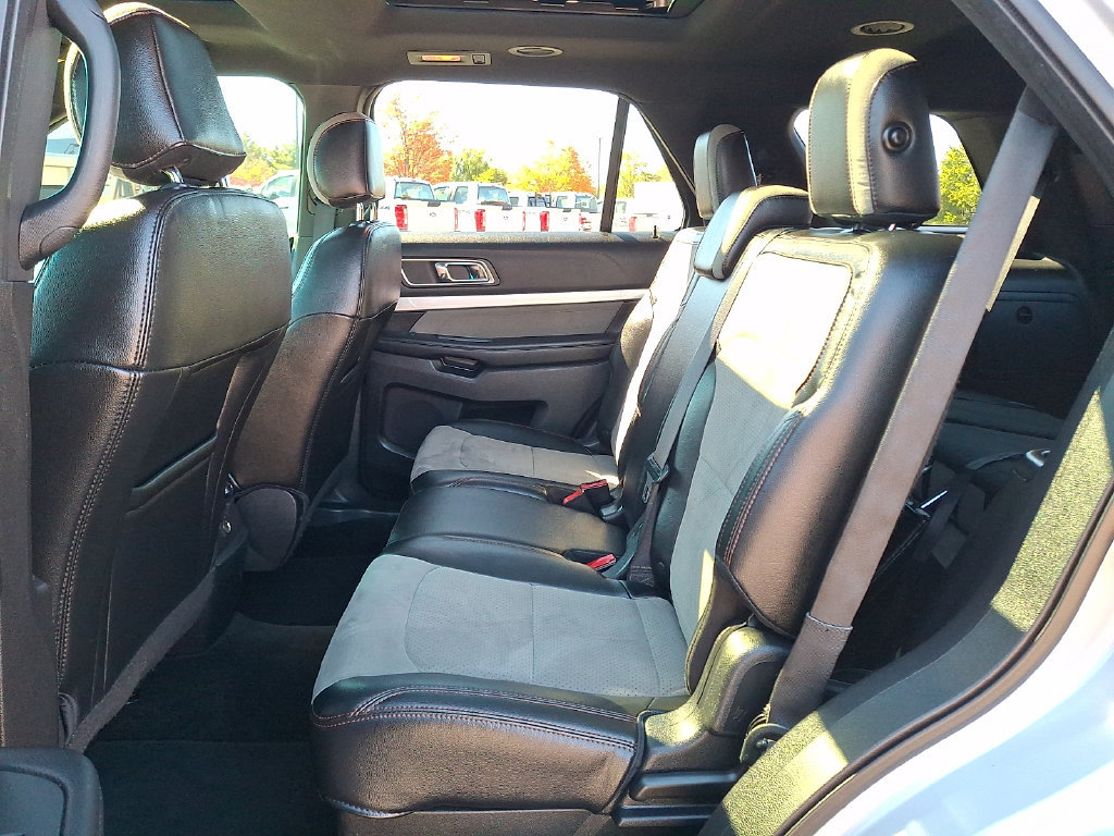 Used 2017 Ford Explorer XLT w/ Equipment Group 202A AWD/4WD image 13