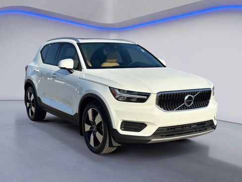 Used 2020 Volvo XC40 T5 Momentum w/ Protection Package Premier image 9