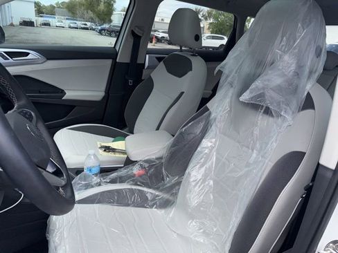 Used 2025 Volkswagen Taos SE image 9