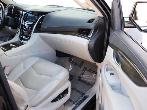Used 2019 Cadillac Escalade ESV Premium Luxury image 34