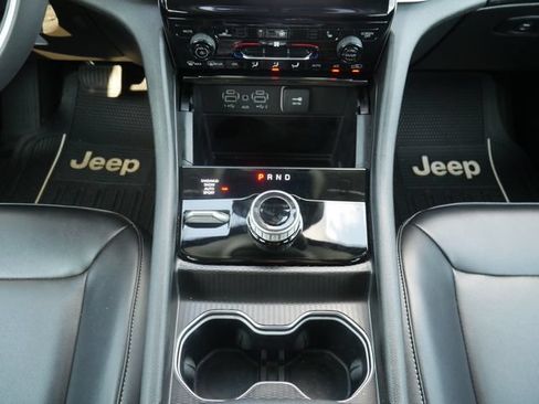 Used 2023 Jeep Grand Cherokee Limited w/ Black Appearance Package AWD/4WD image 24