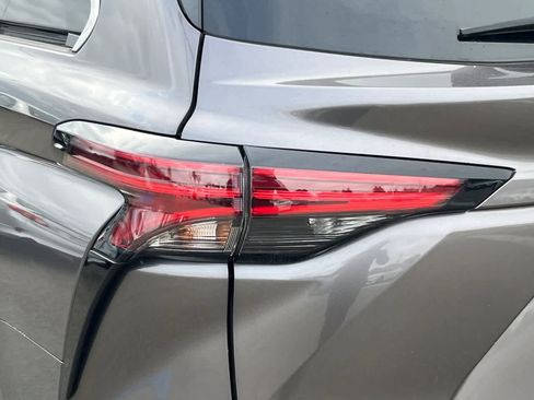 Used 2023 Toyota Sienna Limited AWD/4WD image 20