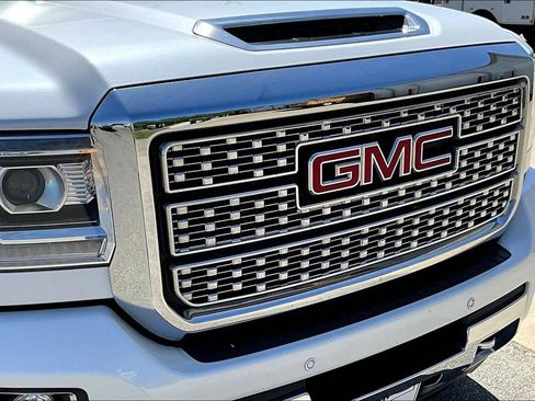 Used 2018 GMC Sierra 2500 Denali w/ Duramax Plus Package AWD/4WD image 36