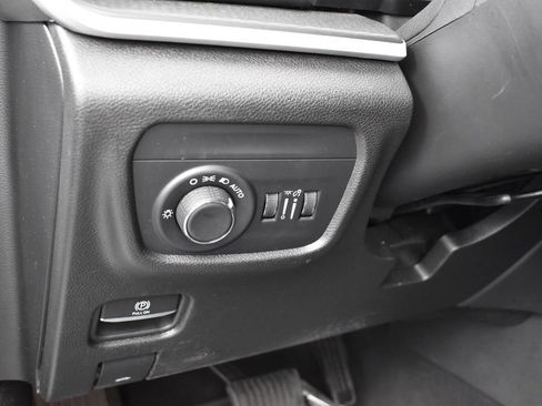 Used 2025 Jeep Grand Cherokee Altitude AWD/4WD image 7