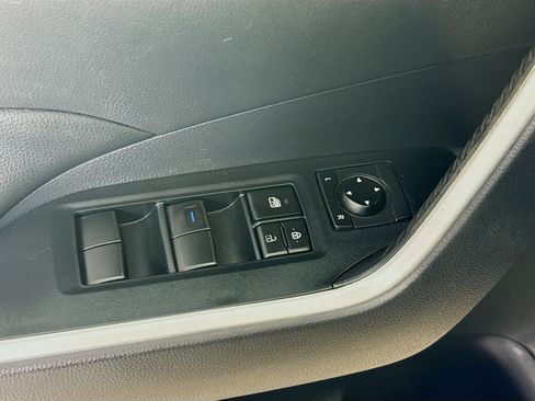 Used 2019 Toyota RAV4 LE FWD image 20