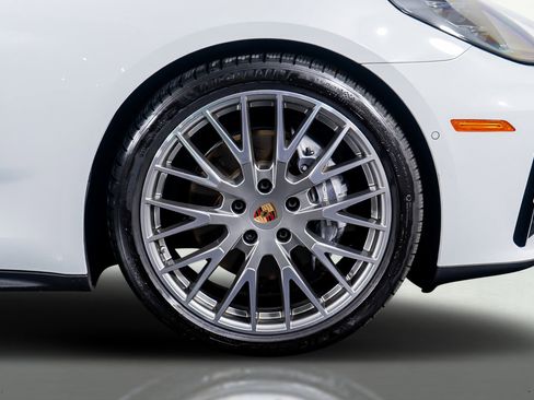 Used 2024 Porsche Panamera 4 w/ Premium Package image 23