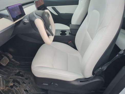 Used 2022 Tesla Model Y Long Range image 16