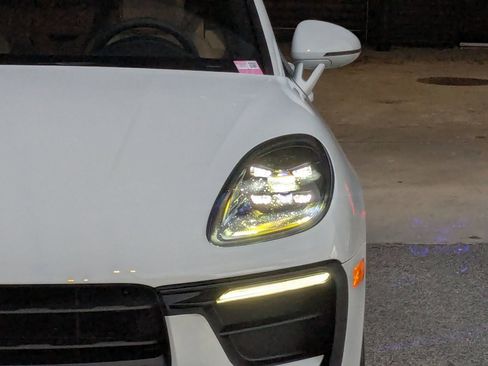 Certified 2026 Porsche Macan AWD/4WD image 12