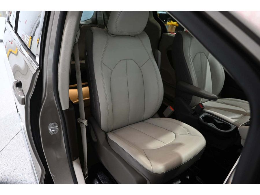 Used 2017 Chrysler Pacifica Touring-L FWD image 16