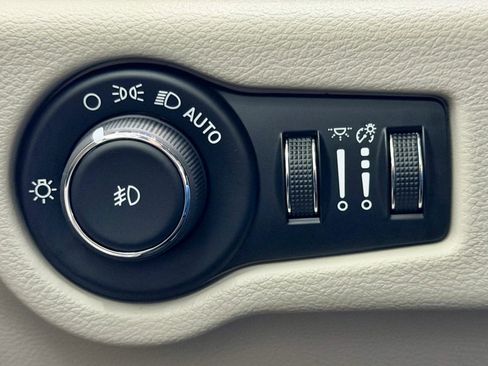 Used 2019 Chrysler Pacifica Touring Plus w/ Advanced Safetytec Group image 21