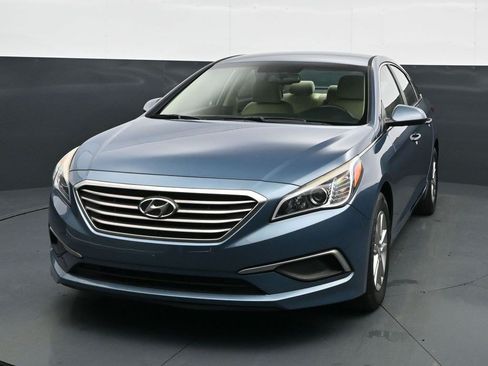 Used 2017 Hyundai Sonata SE FWD image 2
