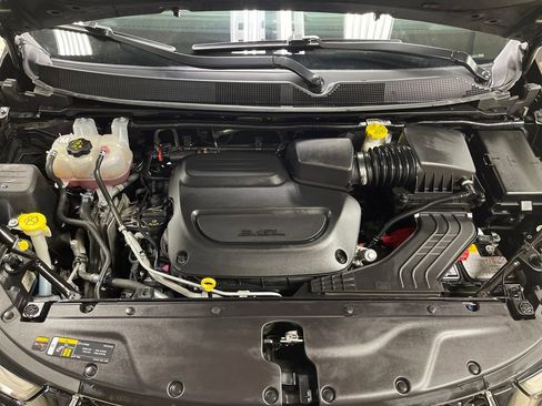 Used 2024 Chrysler Pacifica Touring-L image 10