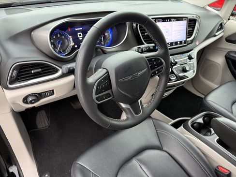 Used 2024 Chrysler Pacifica Touring-L image 22