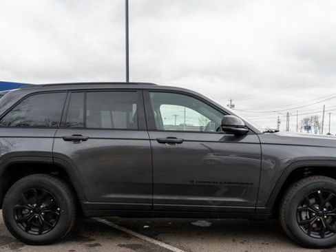 Used 2025 Jeep Grand Cherokee Altitude image 5