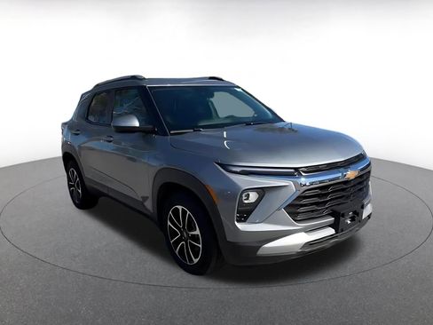 Used 2025 Chevrolet TrailBlazer LT image 3