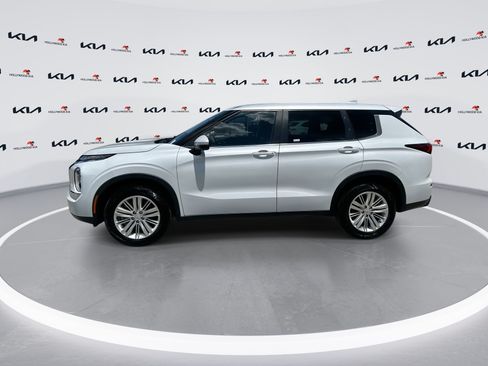Used 2023 Mitsubishi Outlander ES FWD image 5